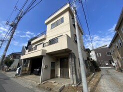 二方道路に面する開放感あふれる立地です。