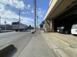 電動シャッター付ガレージ倉庫(ハイルーフ車可)。