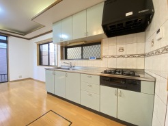 手を伸ばせばそこに収納が。安定した使用感の吊戸棚つきのキッチン空間。
