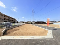 住民の方が主に利用する交通量少なめの道路に面してます。
