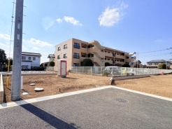 住民の方が主に利用する交通量少なめの道路に面してます。
