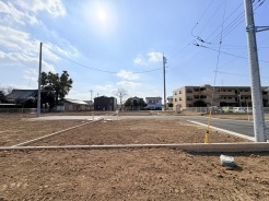 広がる青空の下、新しい暮らしを育む整地された土地
