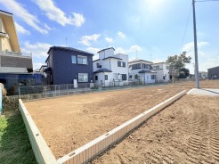 幹線道路から１本入った現地は、想像以上に静かに感じられます。
