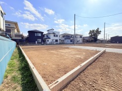 駐車が苦手な方にも嬉しい、前面６ｍ道路に面した住まい。

