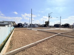 幹線道路から１本入った現地は、想像以上に静かに感じられます。
