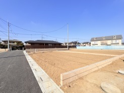幹線道路から１本入った現地は、想像以上に静かに感じられます。
