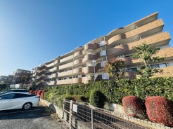 スーパー、コンビニ、小・中学校、商業施設、薬局、役所、バス停、生活に便利で必要な物が揃った人気エリアの物件。