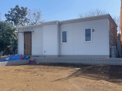 七里駅が徒歩13分。駅の近くに住めば、家族そろった朝食タイムがさらに楽しく。
