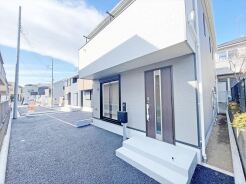 ＪＲ宇都宮線「東大宮」駅東口徒歩３分、提携駐車場もあります。エステート白馬東大宮店までお気軽にお問い合わせください。
