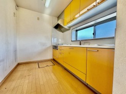 手を伸ばせばそこに収納が。安定した使用感の吊戸棚つきのキッチン空間。
