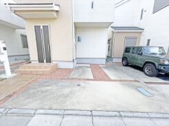 マイカースペースを１台分確保。現地で車幅と共にご確認ください。
