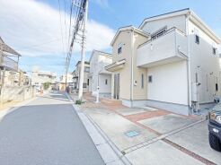 幅員の狭い道ですが、車通りの少ない住宅街に立地してます。
