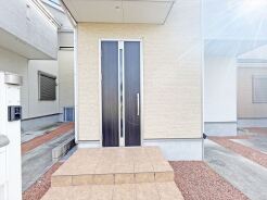 アプローチからの玄関がおしゃれな住宅。出発も帰宅も楽しみになるかも。
