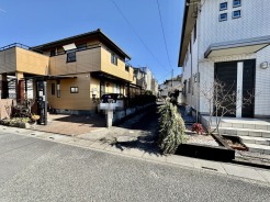幹線道路から１本入った現地は、想像以上に静かに感じられます。
