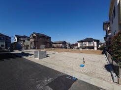 2号地 幅員の狭い道ですが、車通りの少ない住宅街に立地してます。
