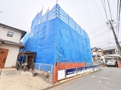 1号棟 車通りの少ない閑静な住宅地、のびのびした子育てに適します。
