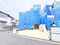 1号棟 幅員の狭い道ですが、車通りの少ない住宅街に立地してます。
