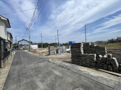 1号棟 住民の方が主に利用する交通量少なめの道路に面してます。
