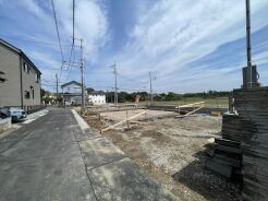 住民の方が主に利用する交通量少なめの道路に面してます。

