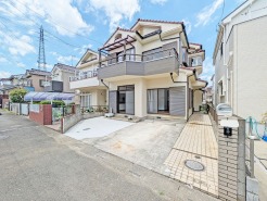 幅員の狭い道ですが、車通りの少ない住宅街に立地してます。
