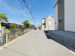 車通りの少ない閑静な住宅地、のびのびした子育てに適します。
