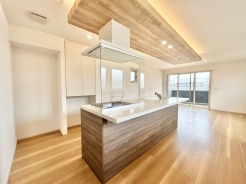 対面タイプなら、キッチン内にいながらご家族やお客様との会話が楽しめます。
