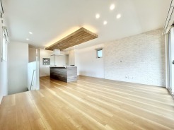 ご家族みんながゆったりくつろげる広々リビング。
