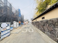 3号棟 幅員の狭い道ですが、車通りの少ない住宅街に立地してます。
