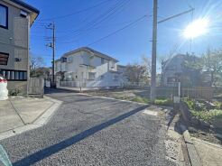 車通りの少ない閑静な住宅地、のびのびした子育てに適します。
