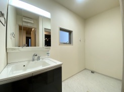 三面鏡にハンドシャワー付き、 使いやすい洗面台。
