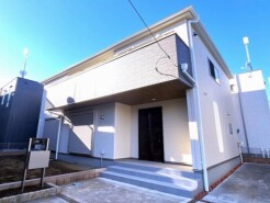 ＪＲ宇都宮線「東大宮」駅東口徒歩３分、提携駐車場もあります。エステート白馬東大宮店までお気軽にお問い合わせください。
