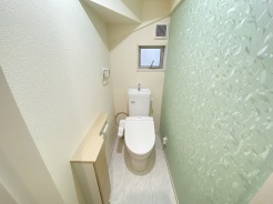 お手洗いこそシンプルな清潔感が重要、白いクロスに白いお手洗いを配置しました。
