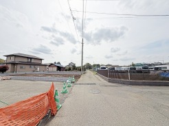 車通りの少ない閑静な住宅地、のびのびした子育てに適します。
