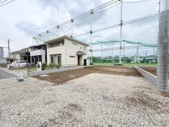 1号棟 車通りの少ない住宅街に立地してます。
