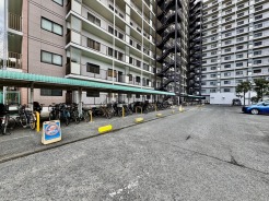 マンション敷地内の屋根付き駐輪スペース