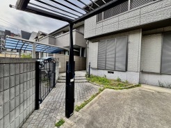 季節のお花を少し楽しむくらいなら、このお庭で十分かも。
