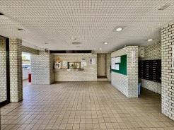 管理人さんがメンテナンスしてくれるエントランス。
