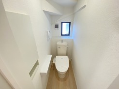 もちろんウォシュレット機能付き。憩いの場としてひそかに注目度の高いお手洗いにもご注目ください。
