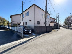 車通りの少ない閑静な住宅地、のびのびした子育てに適します。
