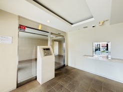 落ち着いた雰囲気のエントランス。オートロック式で防犯面にも配慮がなされ、宅配ボックスも備わっています。
