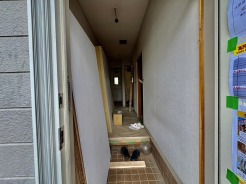 リフォーム工事中。玄関がいつも片づく大容量シューズボックス。
