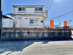 車通りの少ない閑静な住宅地、のびのびした子育てに適します。
