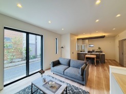 A号棟 ご家族みんながゆったりくつろげる広々リビング。
