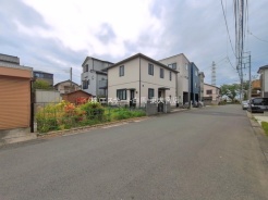 駐車が苦手な方にも嬉しい、前面７ｍ道路に面した住まい。
