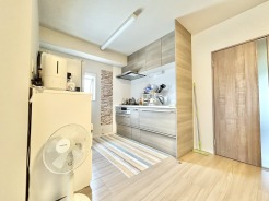 手元は隠しながら、 リビングとも会話できるセミオープンキッチン。
