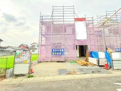 1号棟 幅員の狭い道ですが、車通りの少ない住宅街に立地してます。
