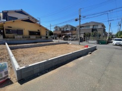 車通りの少ない閑静な住宅地、のびのびした子育てにも適します。
