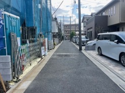 1号棟 住民の方が主に利用する交通量少なめの道路に面してます。
