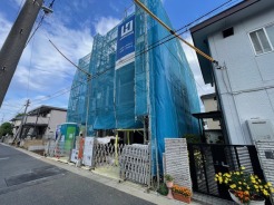 1号棟 幹線道路から１本入った現地は、想像以上に静かに感じられます。
