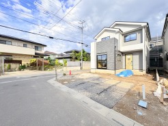 前面道路は歩道も整備され、小さなお子様にも安心です。
